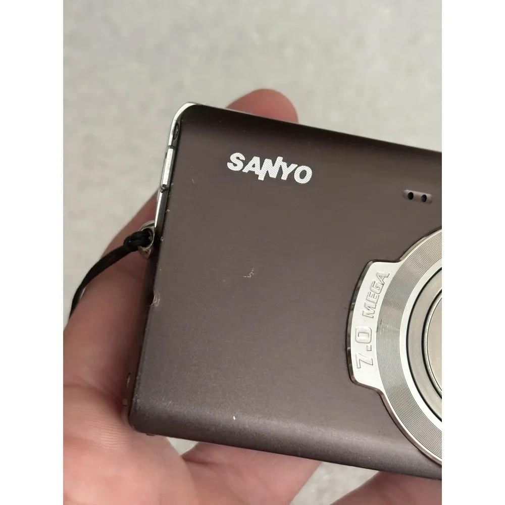 Sanyo VPC T700 7.0MP Digital Camera - Brown Tested With Battery. No Charger